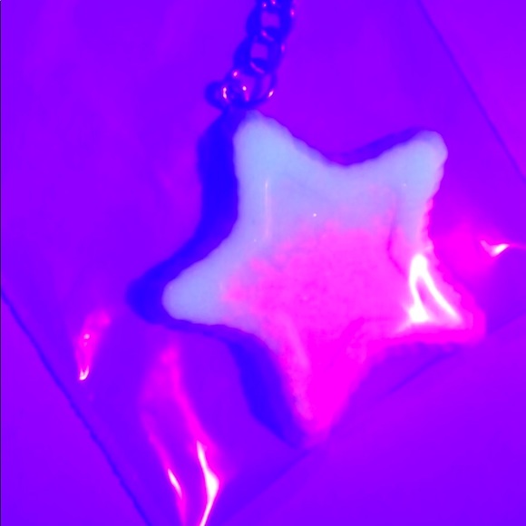 Fairy Kei Star Resin Keychain(UV GLOW) - Picture 3 of 3